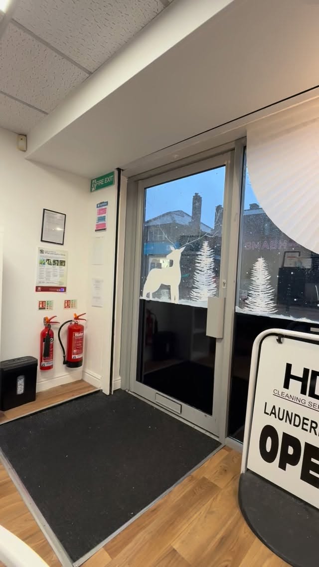 It’s Friday! Feels like 6pm but it’s only 3.30pm! 🫠
Our Christmas window is looking fabulous thanks to @d.s.j.art 🤩 somebody has messed with the blinds though 😆