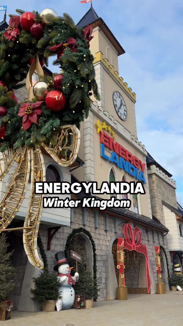❄️✨ Energylandia – Winter Kingdom ❄️✨
Czy wiecie, że Energylandia jest otwarta także zimą?
Mieliśmy przyjemność spędzić cudowny czas 😍na wielkim otwarciu tegorocznej edycji Winter Kingdom.
Bawiliśmy się znakomicie!
Dzięki specjalnie zamontowanym dekoracjom świetlnym, park zamienił się w bajkową, rozświetloną krainę ✨
Winter Kingdom to zimowa odsłona największego parku rozrywki w Polsce 🎡🎢🎠
Na odwiedzających czeka nastrojowa kraina z ponad 100 atrakcjami.
A wystrój robi ogromne wrażenie!
Około 5 milionów światełek, tysiące choinek i świątecznych dekoracji 🎄
Do tego 5 stref zabaw, w tym największe hity Energylandii – rollercoastery Hyperion i Zadra.
Atrakcji nie brakuje ani dla młodszych, ani dla starszych gości:
🎅🏻 spotkanie z Mikołajem
🎁 świąteczne warsztaty
🧝♂️ show przygotowane przez elfy
🛷 snowtubing
⛸ lodowisko
A kiedy zrobi się chłodniej, można ogrzać się przy licznie rozstawionych paleniskach 🔥
I co najlepsze – to wszystko w ramach jednego biletu!
Do 7 grudnia trwa super promocja 1+1. Kupując jeden bilet na okres letni, dostają jeden bilet na okres zimowy za darmo!
Dziękujemy za zaproszenie @energylandia ♥️
#energylandia #parkrozrywki #swiatecznyklimat #jarmarkbozonarodzeniowy #christmasmood #krakow #zator #winterkingdomenergylandia #krakowskiemamy #podrozezdzieckiem #podrozezdziecmi #atrakcjedladzieci #polskanaweekend #polskajestpiekna #ciekawemiejscawpolsce #ogródświateł #polskatravel #polskadladzieci #pocztowkizpolski