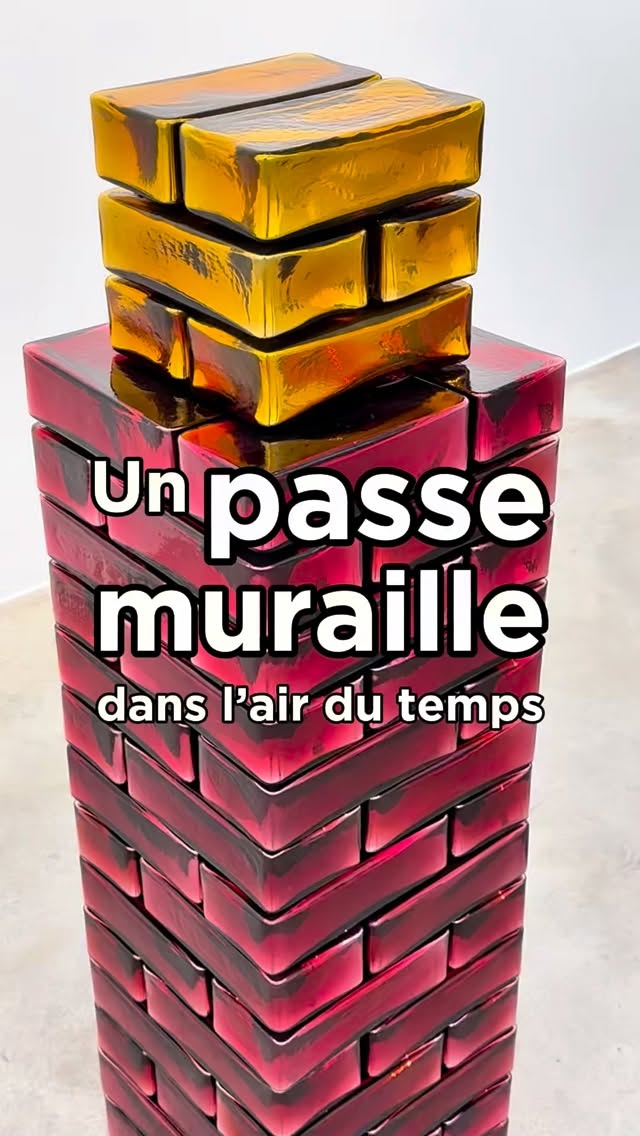 La Galerie Perrotin propose actuellement de découvrir “New Works” la nouvelle exposition gratuite de l’artiste Jean-Michel Othoniel. Vous le connaissez peut être si vous avez croisé ses oeuvres au Petit Palais, si vous avez pris le métro devant la comédie française ou si vous vous êtes déjà attardés sur la façade de l’hôtel Cheval Blanc. Cet artiste est né, dans les années 60 à Saint-Etienne, découvre très tôt l’art contemporain grâce au Musée d’art moderne de la ville. Un moment décisif de sa carrière se déroule en Inde. Il y observe de simples piles de briques au bord des routes, qu’il interprète comme les rêves accumulés d’un peuple. De cette vision naît sa « géométrie amoureuse », une manière de créer des formes universelles tout en mettant l’humain au centre. Au fil du temps, Othoniel développe un travail autour des murs, des passages et des perles de verre. Il crée des espaces qui invitent à traverser, rêver, circuler. L’exposition “New Works” dévoile cette façon unique qu’il a de transformer la matière en émotions et l’espace en expérience. Rendez-vous jusqu’au 20 décembre 2025 pour découvrir cette exposition gratuite à la Galerie Perrotin.
——————-
📍Galerie Perrotin
76, rue de Turenne - Paris 3
Ouvert du mardi au samedi de 10h à 18h
Entrée gratuite
#paris3 #galerieperrotin #perrotingallery #jeanmichelothoniel #artcontemporainfrançais #artgalleryparis #expositionparis #bonplanparis #sortiraparis