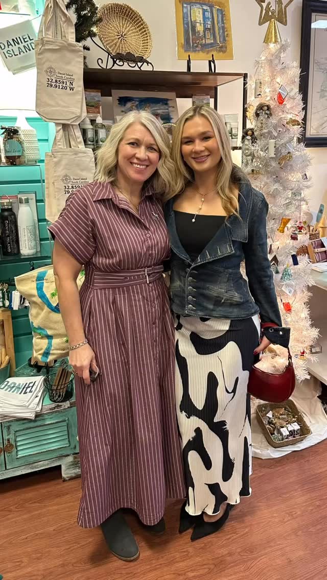 ⭐️If you want to interact with real live human beings on this Cyber Monday, we are here for you!
⭐️Come in say hello, tell us about your holiday plans, let us help you find a gift, allow us to frame your family treasures…we are here to serve you and you don’t have to listen to a recording or press 5 for customer service!
👭👫👬👭👫👬👭👫👬👭👫👬👭👫👬👭👫👬#danielisland #shoplocal #chs