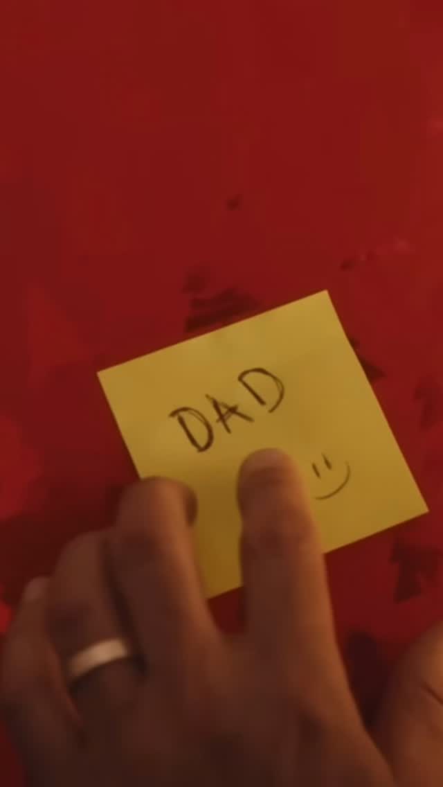 NO NATAL, O MELHOR PRESENTE NÃO ESTÁ EMBRULHADO
Não é a caixa mais brilhante, nem o item mais desejado. É o abraço apertado, a risada contagiante, o prato favorito compartilhado, a história recontada à mesa.
Este ano, vamos nos importar menos com os presentes embalados e mais com os momentos que embalam o nosso coração de alegria.
Que esta celebração nos lembre que o amor não se mede pelo tamanho dos pacotes, mas pela profundidade dos laços que nos unem.
Vamos priorizar o que fica: o carinho, o cuidado, a conexão. Afinal, o maior luxo que podemos ter é o tempo de qualidade com aqueles que tornam nossa vida mais leve e feliz.
Crédito do filme: John Lewis & Partners, 2025
#Natal #OMelhorPresenteÉEstarJuntos #Natal2025