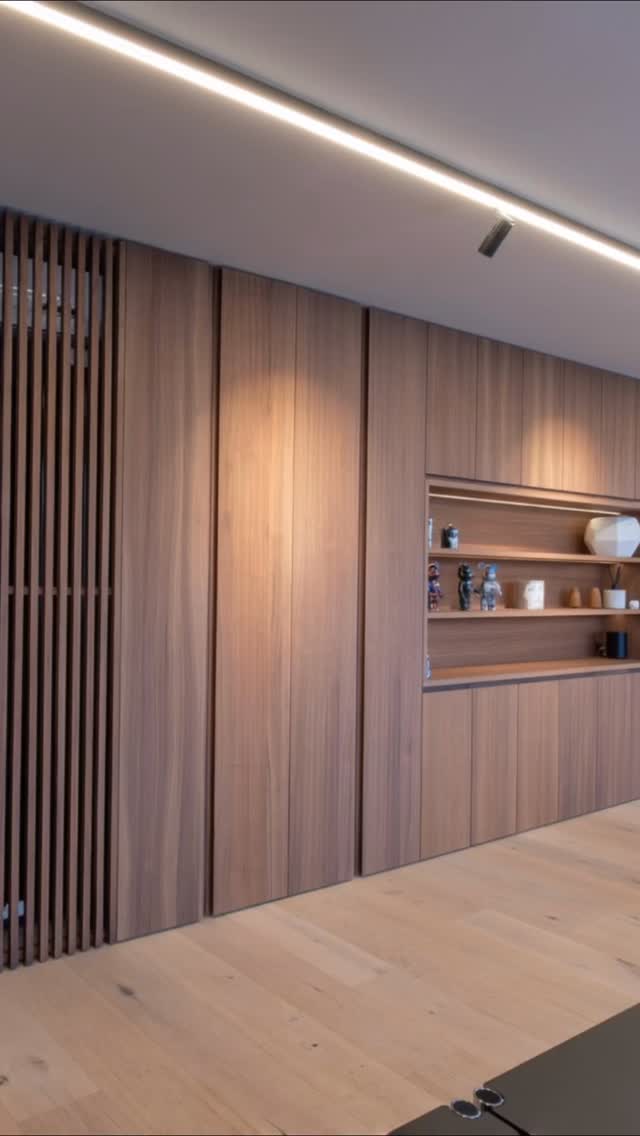 Ein Büro, das Geschichte atmet – und Zukunft denkt.
Nussbaum-Einbauschränke, integrierte Technik, Pocket-Türen für maximale Funktionalität und eine Wandverkleidung, die Tür und Raum verschmelzen lässt.
Ein Projekt, das Architektur, Planung und Handwerk zu einem Ganzen macht.
#interiordesign #büroeinrichtung #holzhochzwei #custominteriors #nussbaum #handwerkmitstil #pocketdoors #architekturlovers #designlovers #exklusiv #einbauschrank #interiorgoals #holzliebe #holzhochzwei