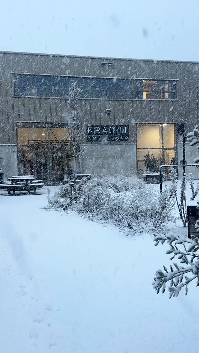 Big respect to all our athletes showing up today ❄️💙
With Amsterdam covered in snow, it takes extra commitment to step outside and come train. Well done for choosing movement, strength, and consistency.
Travel safe on your way to Kracht and back home again, we’ve got the heat waiting for you inside.