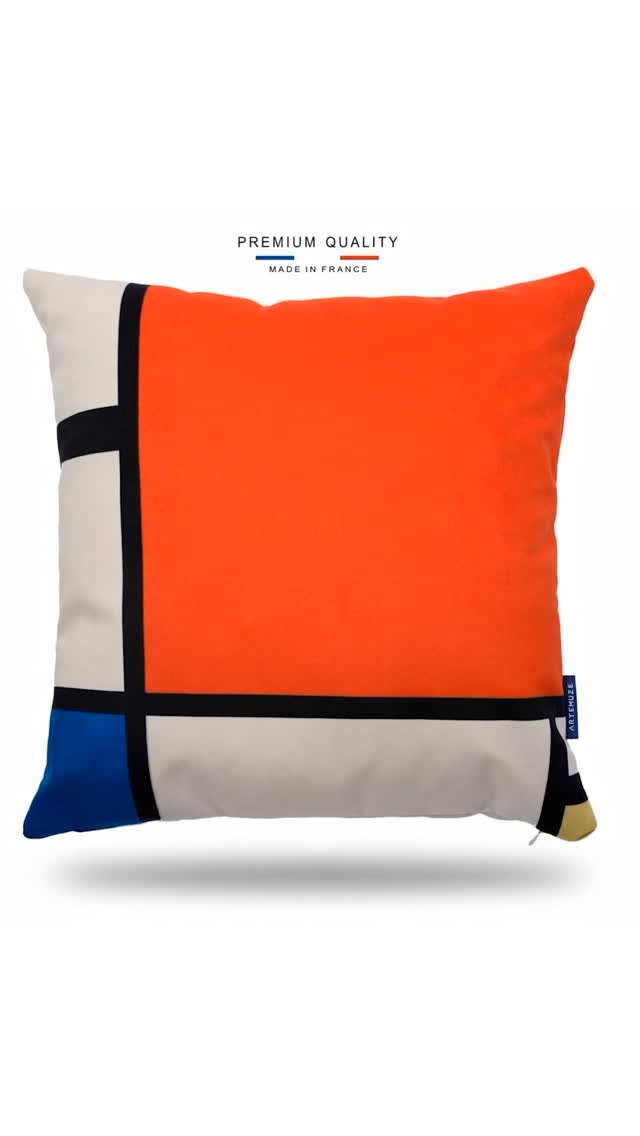 Lignes, couleurs, silence… et si Mondrian s’invitait sur votre canapé ? ❤️
Ce coussin velours 40x40 cm reprend fidèlement la célèbre Composition II de Piet Mondrian, figure emblématique de l’art moderne et du mouvement De Stijl.
Lignes noires, aplats de rouge, bleu et jaune, blancs lumineux… ici, tout est question d’équilibre, de rythme et d’abstraction géométrique.
Imprimé en haute définition sur un velours premium, puis confectionné artisanalement en Alsace, ce coussin conjugue minimalisme et impact visuel. ✨
Il trouve naturellement sa place dans un intérieur design, contemporain ou scandinave, comme point d’ancrage graphique dans le salon ou sur un fauteuil de lecture.
Housse déhoussable, lavable à 30 °C, fabrication française en petites séries : un objet du quotidien qui rend hommage à l’une des grandes révolutions artistiques du XXe siècle.
Ligne, couleur, harmonie : un équilibre discret entre rigueur et émotion, pour faire entrer l’art dans votre quotidien. ✨
🔗 À retrouver sur notre site (lien en bio)
#artemuze #coussinartisanal #coussinvelours #arttextile #artmoderne #pietmondrian #decointerieure #decomoderne #madeinfrance #fabriqueenalsace #coussindeco #designinterieur #slowdeco #interieurdesign #artchezsoi