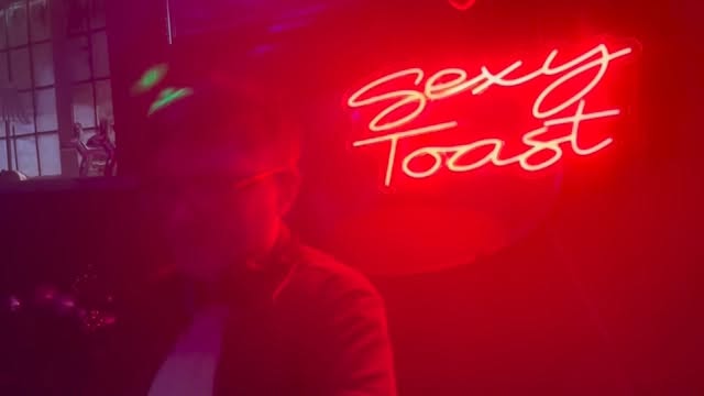 Good times at the Black Horse on Friday. ❤️
I just have a few private gigs left for the year.
Big love to everyone who partied with me in ‘25 - so many great nights!
2026 & ‘27 dates are filling up fast.
Get in touch for rates and availability
🪩✌️
🎥- @beckyhutner