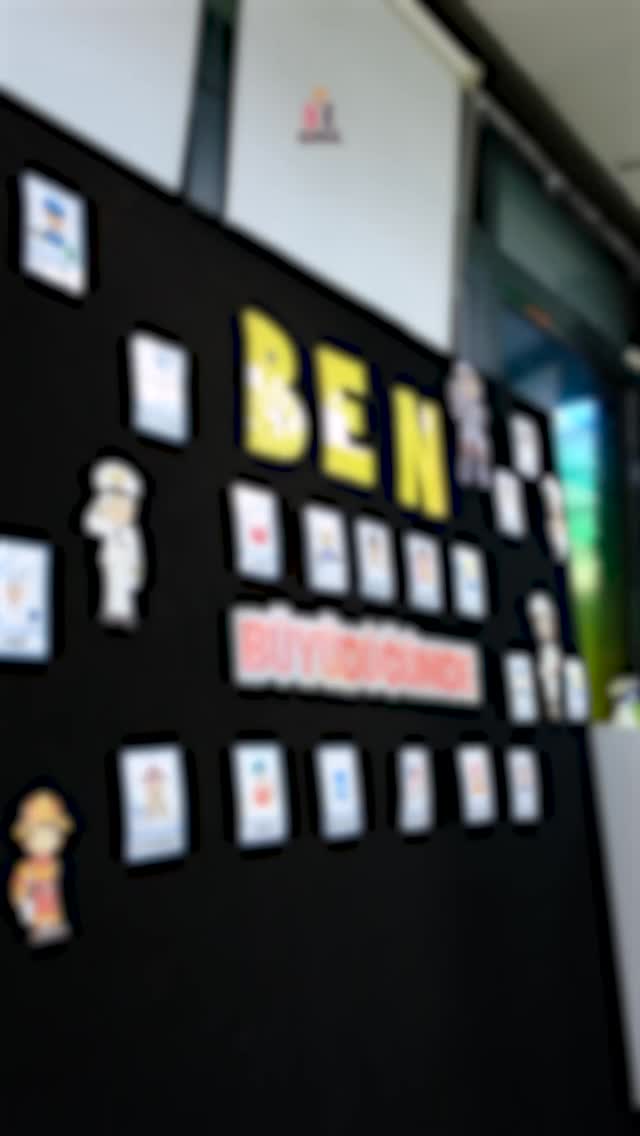 Geleceğin mesleklerini bugünden tanıyoruz.
Bu haftaki Ben Büyüdüğümde dersimizde, yapay zekâ uzmanı ve değerli velimiz Çağrı Bayındırlı çocuklarımızla bir araya geldi.
Paylaştığı bilgi, ayırdığı zaman ve çocuklarımızın merakına verdiği içten cevaplar için kendisine gönülden teşekkür ederiz. @hibritatolye
#anaokulu #safranbolu #karabük #geleceğinmimarlarıanaokulu #eğitim #ingilizcebenimikincianadilim #mebanaokulu #stemeğitimi #geleceğinmimarları #eğlenceliöğrenme