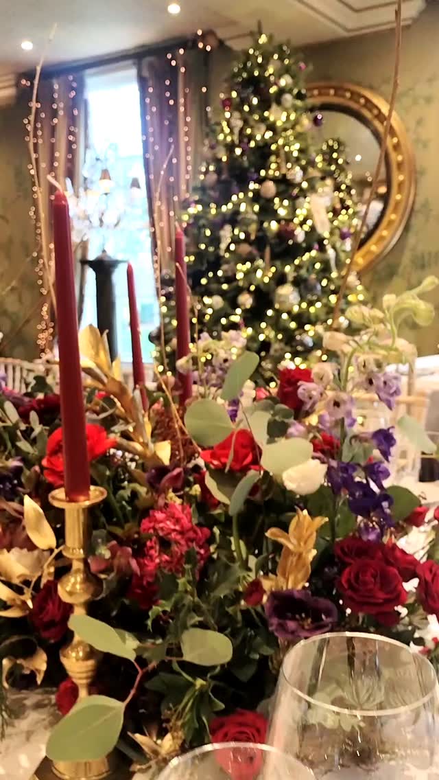 It's always a treat to be @prestonfieldhouseedinburgh even more so at Christmas time. Congratulations to Grace I hope you had a wonderful day xx #christmastable #christmastree #prestonfieldhouse #weddingfloristedinburgh #thestockbridgeflowercompany