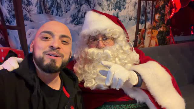 Santa is in the building. @kowloon_restaurant #santa