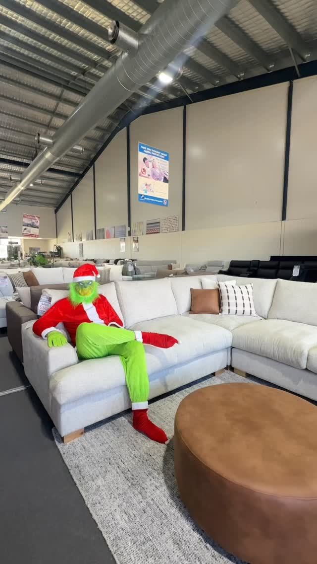 Listen to the Grinch’s best idea yet 💡 especially if you still want one of our best selling lounges delivered before Christmas!!! Limited stock available @knownforloungessydney
#sofasale #thegrinch #grinchtok #homedecor #loungeroom #lshapesofa #coduroy #corduroysofa #loungeinspo #loungeroominspo #cloudsofa #cloudlounge #sofa #furniturestore #furniturestorenearme