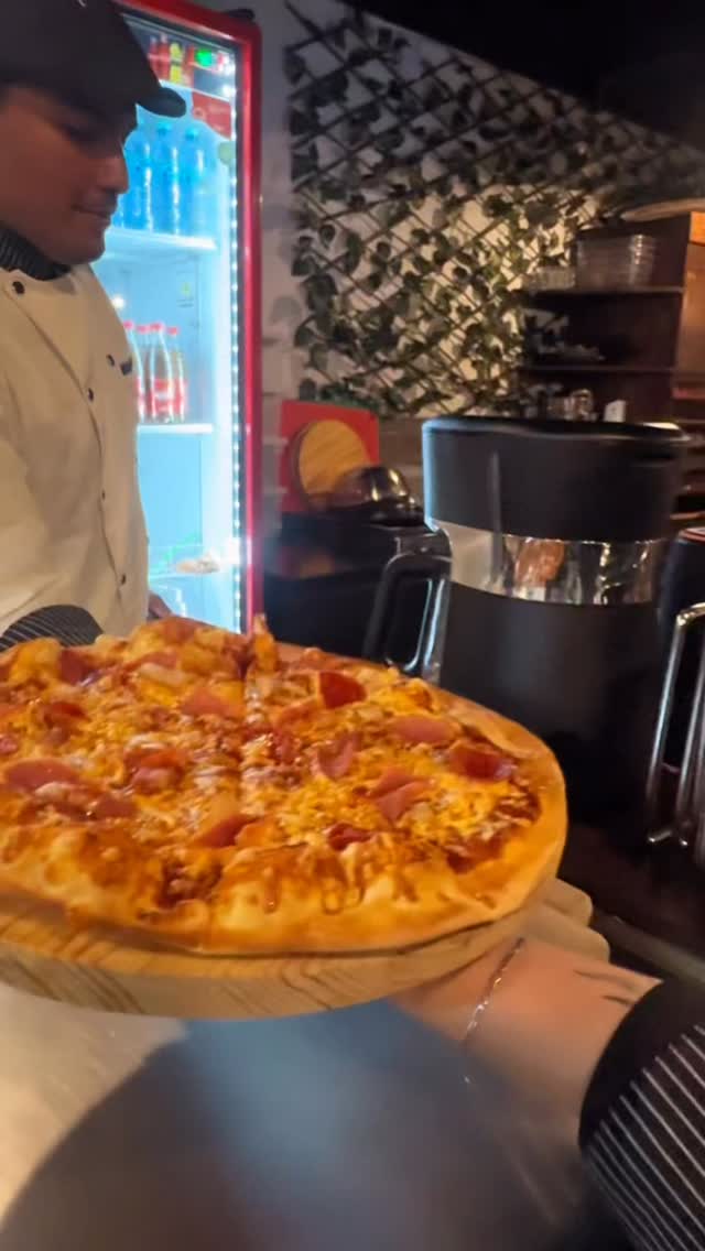 Nuestro equipo te espera con mucha emoción para prepararte la mas deliciosa comida además de acompañarte todos los fines de semana ☺️ … o el día que más se te antoje una pizza o una pasta
📍 Visítanos en:
Explanada Pachuca
Explanada Puebla
Santa Matilde
#PizzaYToto #AntojoTotal #Pachuca #Puebla #PizzaTimefindesemana