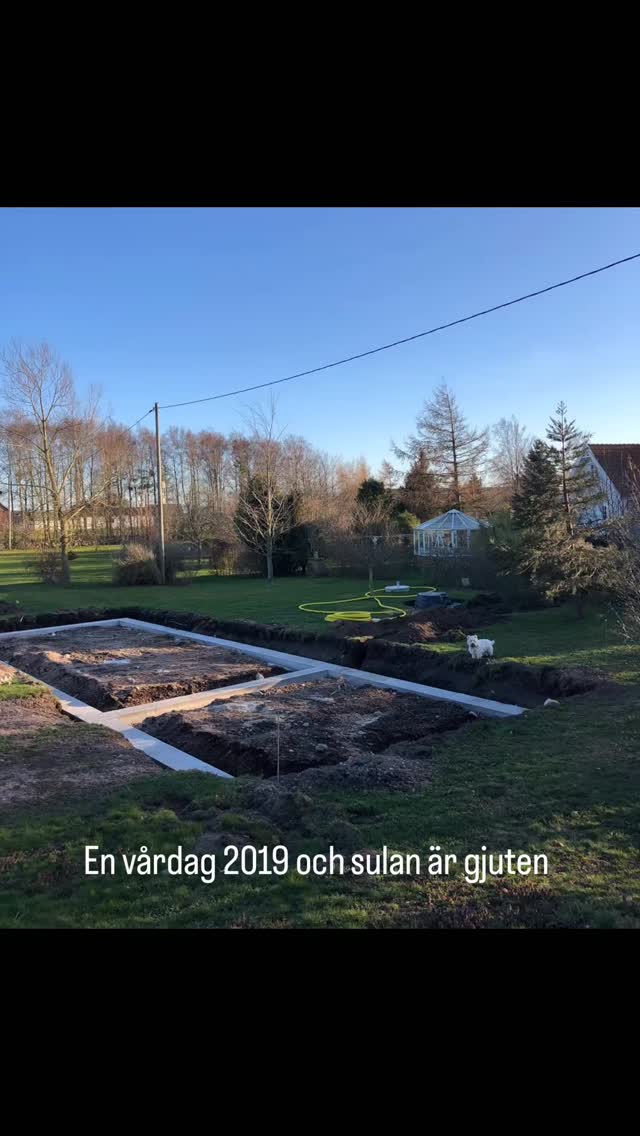✨Orangeriet✨
Jag önskade mig ett hus där vårens solstrålar inte brände sådder. Lagom varmt och stort att odla i, vara kreativ och umgås.
Det räckte med en enkel grund, gamla fönster, murad vägg mot norr och så önskade jag mig ett sedumtak!
Allt det där som kännetecknar ett orangeri.
-Vi gör ju det själv sa jag till maken och jag hade en budget som visade sig bara skulle räcka till taket🌾😂
När allt sattes igång blev det rejält mycket mer än vad jag hade fantiserat om.
-När vi ändå gör det, sa maken jämt vid besluten då kan vi lika gärna göra det ordentligt. Hans motto.
Tacksam för både hans och sonens färdigheter och kunskap att bygga hus.
Vi började en vårdag 2019 och det tog oss runt ett år att känna oss någorlunda klara.
Kommande projekt är en bättre toa och framtida klinker på golvet.
Huset blev totalt med förråd 75 m2 stort. Golvvärme och isolerglas och är då vinterbonat.
Ett älskat hus som bringat så mycket glädje och minnen dessa år!
#orangeri #orangerie #runevadstradgard #byggnation