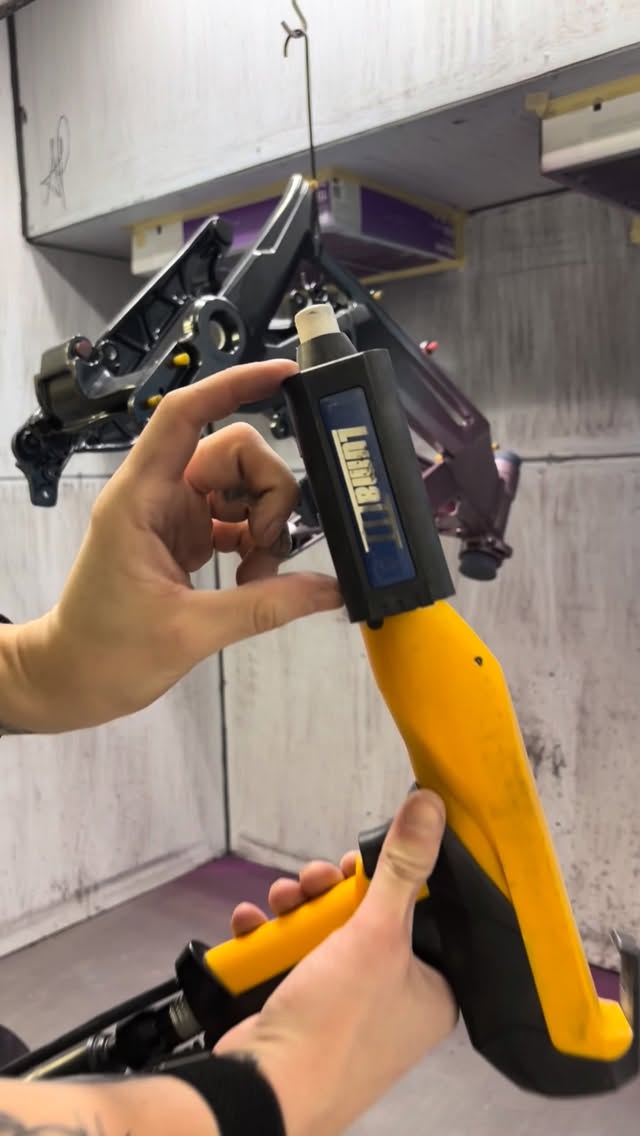 Talaria frame refinished in Cadillac gray and illusion raspberry and clear vision.
#palmerspowders
#prismaticpowders
#lumaiii
#coatingsbycoates
#custompowdercoating
#hightempmaskingsupply
#talaria