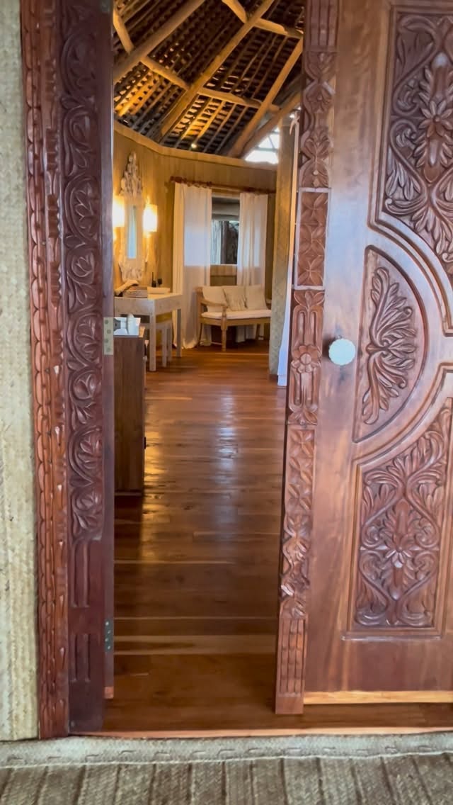 Fanjove Island: Remote, private and dreamy beyond belief. This tiny Indian Ocean island off the coast of Tanzania is a beach destination like no other and the ultimate getaway. Once there, you won’t want to leave.
#trunksandtracks #islandgetaway #beachluxury #honeymoon #fanjoveisland