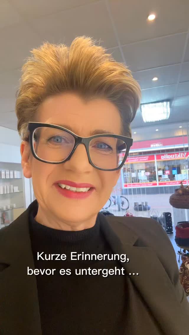 Die Feiertage kommen näher - und genau jetzt vergessen wir oft uns selbst.
Ein Kleiner Moment für dich, bevor alles losgeht: Hast du alles da, was deine Haut braucht, um gut durch diese Zeit zu kommen?
🧖🏼♀️ Reinigung, Serum, Creme ... kleine Routinen, die so viel Ruhe schenken können.
Wenn du unsicher bist oder dir noch etwas fehlt - ich bin noch bis 23.12. da.
Lass uns schauen, dass deine Haut über die Feiertage genauso zur Ruhe kommt wie du.
___
#selfcarefirst #winterglow #care4you #hautpflege #skincareroutine #schönehaut #skincare