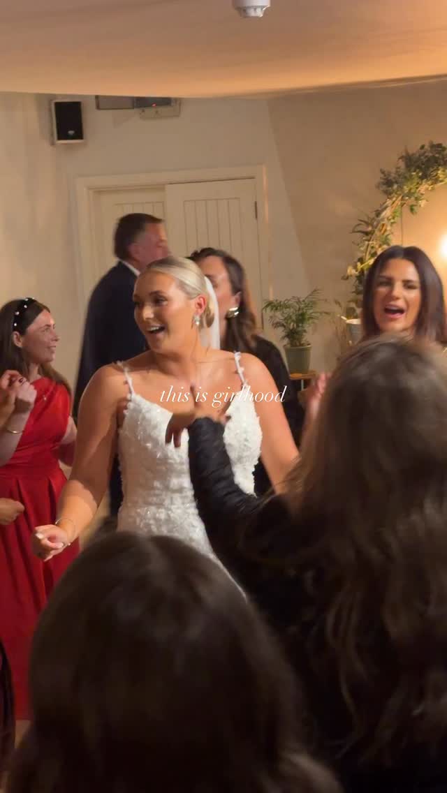 All of this before mains were served! 😍
Beth & her girls were bringing all of the vibes during the wedding breakfast. This video reminds me why I love being a girl & why I love my job so much 🥺✨