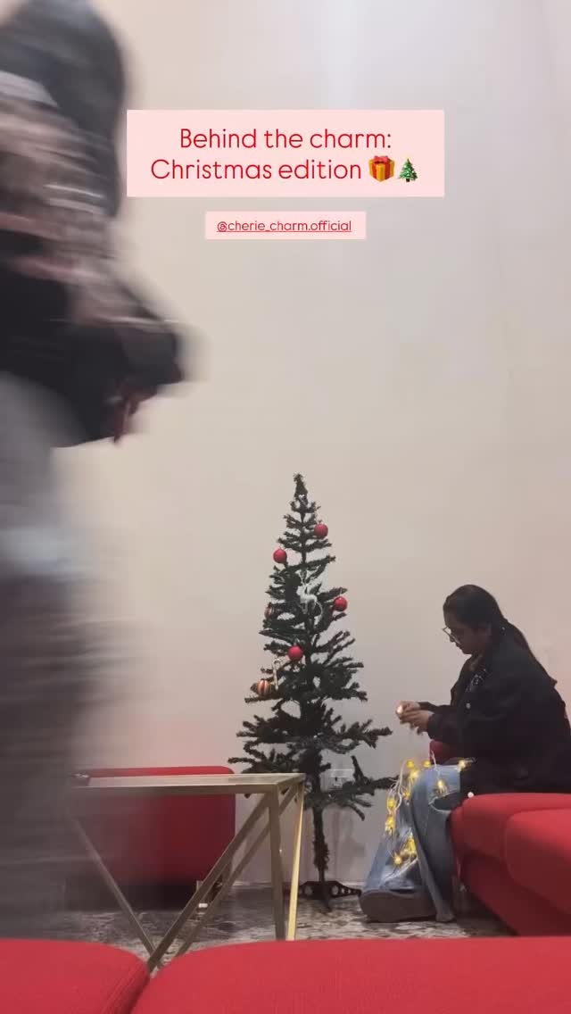 All the little things—tangled lights, quick ideas, small fixes—somehow come together to create the magic you see in the end. Sharing a quiet peek behind the scenes as our tiny tree and messy setup slowly turned into something warm and beautiful. 🎄❤️ #cheriecharm