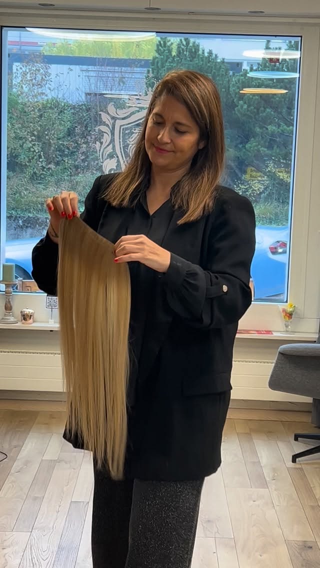 Hey, schaut euch diese Extensions an 😍
So natürlich, dass man den Unterschied kaum erkennt ✨
Meine Kundin kam mit unruhiger Farbe und wenig Glanz – jetzt trägt sie Extensions, die perfekt zu ihrem Haar passen 💕
Mit hochwertigen Methoden und präziser Farbtechnik schaffen wir Volumen, Glanz und einen Look, der sich einfach echt anfühlt 💫
Buche jetzt deine persönliche Beratung bei
📍 Bel Hair Küsnacht – Rosenstrasse 6, 8700 Küsnacht
und erlebe, wie natürlich Extensions aussehen können 🤍
#belhairküsnacht #extensionszh #haarextensions #extensionsspezialist #greatlengths #hairstylistzurich #extensionsschweiz #haarverlängerung #haaverdichtung #healthyhairjourney #luxuryhair #hairgoals