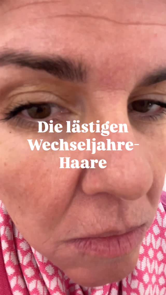 ✨Na, wo sprießen sie denn bei dir?
Und wie sagst du deinen Wechseljahre-Haaren den Kampf an?
✍️ Schreib‘s mir in den Kommentaren!
–––
Hallo! Ich bin’s, Daniela. 🎙️
Host von MENOMIO – Der Podcast für glückliche Wechseljahre.
Wechseljahre sind kein Drama – sie sind dein Upgrade.
✨ Mit Wissen, Humor & echten Geschichten zeige ich dir, wie du diese Phase feiern kannst.
👉 Folge mir, wenn du Glitzer statt Tabu leben willst – und ehrliche Einblicke zu Wechseljahren, Perimenopause & Selbstfürsorge suchst.
✨ Glückliche Wechseljahre sind kein Mythos – sie sind (m)eine Mission.
#glitzernstattschwitzen #wechseljahre #perimenopause