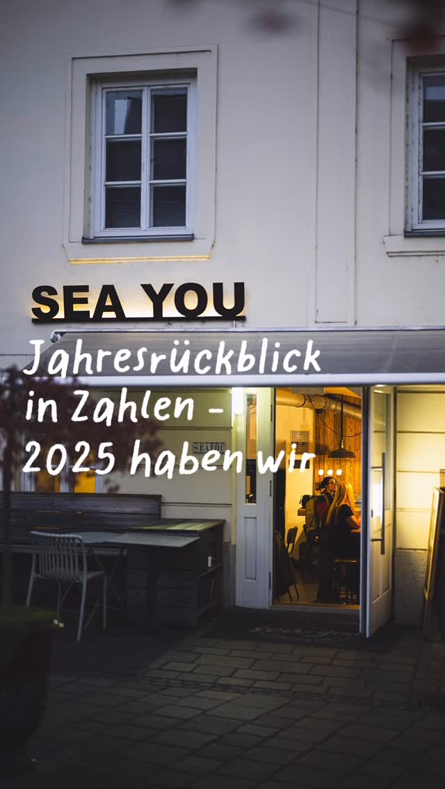 Was für ein hammer Jahr! 🤩
Zur Feier des Tages haben wir uns angeschaut was in den letzten 8 Monaten seit unserer Eröffnung eigentlich alles passiert ist und haben für euch ein paar Zahlen rausgesucht. Welche davon überrascht euch am meisten? Für uns war es definitiv gleich die Erste! 😱
An dieser Stelle auch ein Riesen Dankeschön an unsere regionalen Partner @baeckerei_steiner, @genuss_hafenrichter, @dopplerhuberhof, @kramer_und_kramer und viele mehr! Ihr seid die besten! 🥰
Alle guten Fotos sind wie immer von den epischen @cuoreama 😘
#seayouintulln #timeforaquiz #breakfast #seayou #2025wrapped