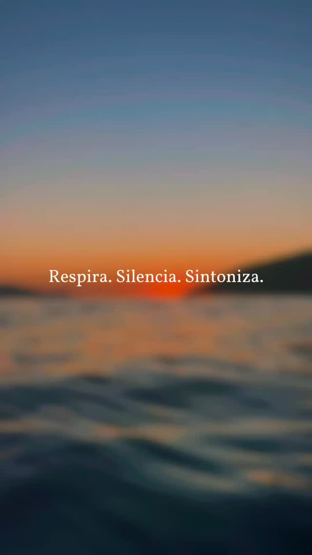 Em um mundo que nos cobra velocidade, parar é um ato de coragem. Respirar fundo é o primeiro passo para voltar ao essencial. O silêncio não é vazio, ele é espaço. Espaço para escutar o que realmente importa.
Quando você silencia o barulho de fora, começa a ouvir o som de dentro. Seu ritmo, sua verdade, sua essência. Sintonizar é isso: alinhar mente, corpo e alma com aquilo que faz sentido de verdade.
Respire para se acalmar.
Silencie para se fortalecer.
Sintonize para se reencontrar.
É aí que a vida volta a fluir com leveza.
#respire #silencie #sintonize #energía #natureza