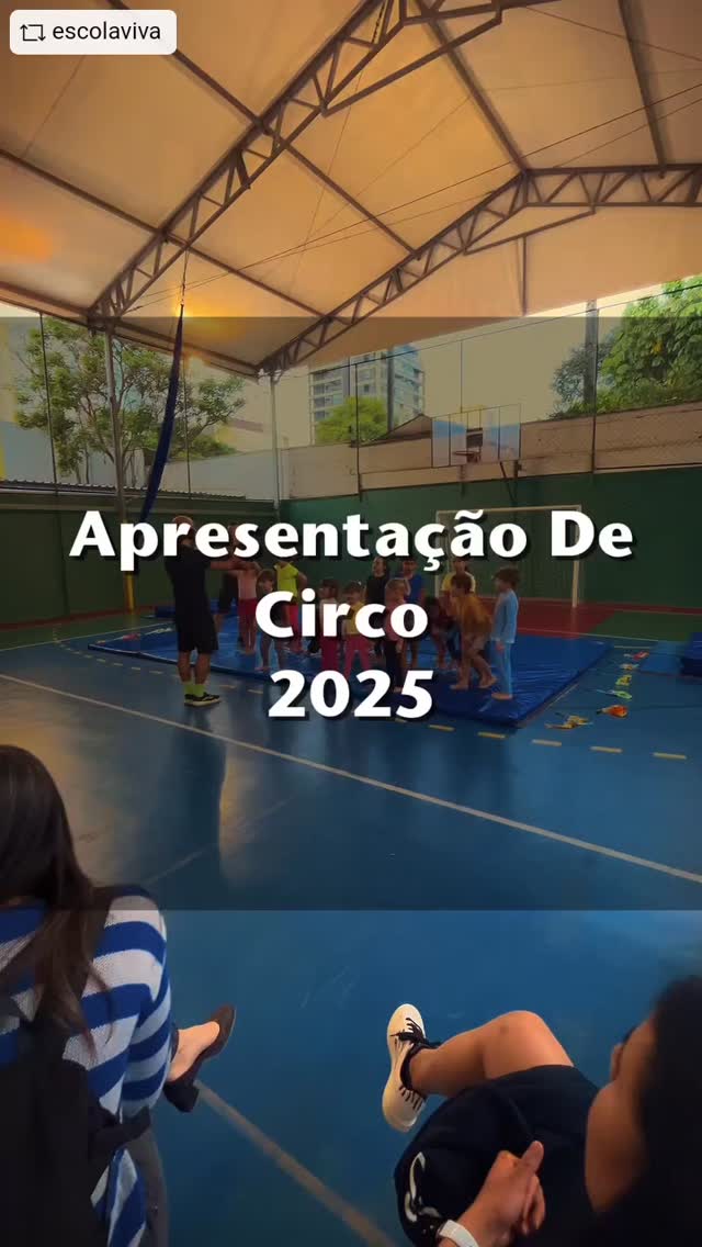 #REPOST @escolaviva
Arte é movimento, e o corpo é instrumento!
A turma do nosso curso complementar de Circo fez a sua última apresentação de 2025 com um verdadeiro espetáculo coreografado de dança e acrobacia para suas famílias.
As artes do corpo como um todo são excelentes instrumentos para o desenvolvimento e a consciência corporais, além de ajudarem na construção da confiança, tanto em si mesmo quanto no outro.
Estamos muito animados para ver que nossas crianças serão capazes de fazer com suas habilidades no futuro!
As matrículas para as aulas de Circo de 2026 já estão abertas! Confira o nosso site para se inscrever!
LInk na bio.