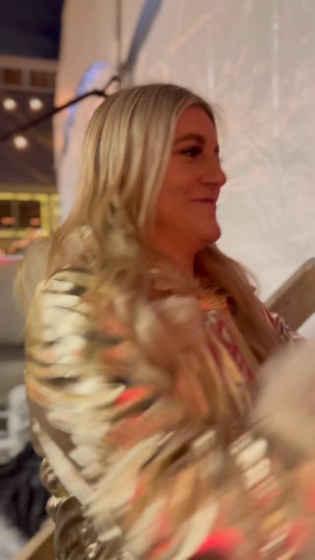 WAIT for the ending, I got surprise guest appearances đ
Thank you @ottawa.xmas.market for making this yet another magical evening for the books & to everyone who came out y'all were in it to party, sing & dance no matter if you were coldâïž
.
.
.
ATTENDEZ la fin⊠jâai eu des invitĂ©s surprises đ
Merci Ă @ottawa.xmas.market pour cette soirĂ©e magique inoubliable & merci Ă tous ceux qui sont sortis pour le party, chanter et danser â mĂȘme dans le froid âïžâš