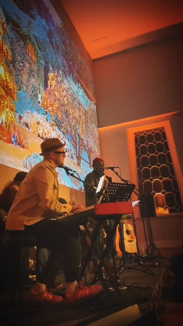 I have had the best year producing and performing music with me best mate @uksteveedwards - Last night we improvised a gospel inspired rendition of "O Holy Night", and it's gotta be up there with my favourite on stage moments for unplanned magic.
@samuel_worth_chapel #gospel #hammond #iseenord #nordstage #nordstage4 @nordkeyboards #jazz #keyboardplayer #musicaldirector