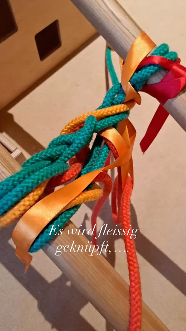 Es wird fleissig gebaut, geknüpft und gestapelt in der Spielgruppe .
#spielraumgrabs #kleinkind #sandbank #storchennest #kinder #freiesspiel #sandspiel #pikler #spielraum #grabs #werdenberg #Elternsein #wiegestube #kinderstube #spielgruppe #selbstbestimmtesspiel #elternkindgruppen #fleissig