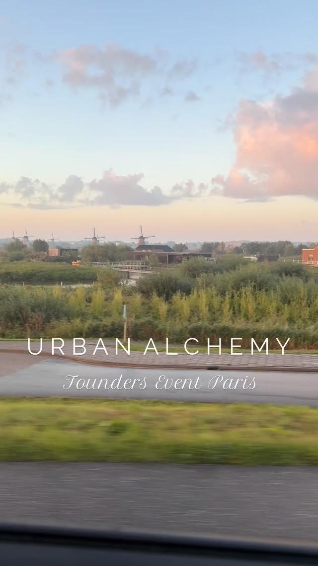 URBAN ALCHEMY FOUNDER EVENT PARIS 🗼🇫🇷
Even een terug blik op de eerste dag van het founder event van @urbanalchemyofficial
Super mooie tijd gehad en hele leuke mensen leren kennen! Een keer iets heel anders dan wat we gewend zijn van leveranciers, maar door iedereen te ontmoeten en te zien hoe we erbij betrokken worden en hoe het proces gaat, staan we nog meer achter het merk!
Het was heel leuk om dit te mogen bleven samen met Soraya. Behalve de volgende ochtend, ik drink nog steeds geen champagne, en ja het is al een paar maanden geleden 🫣🥂🍾
Heb jij dit mooie merk al geprobeerd bij ons in de salon? Vraag gerust naar de mogelijkheden!
#paris #urbanalchemy #krullenkapper #foundertrip