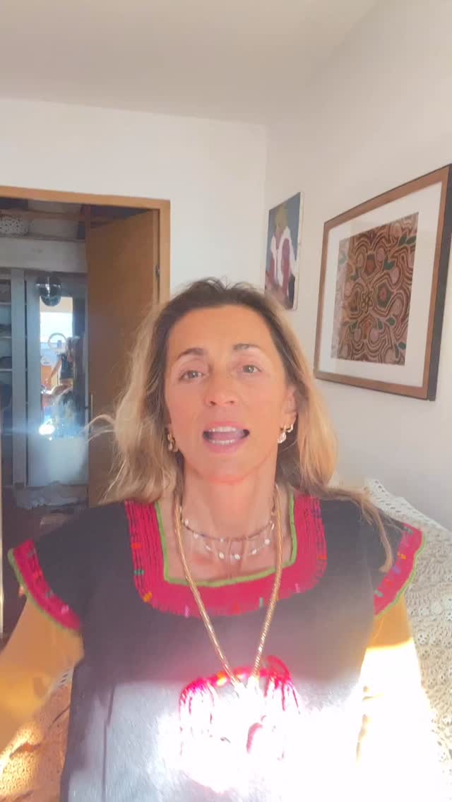 De bonnes nouvelles, j’ai décidé de revenir sur ma façon de travailler, de transmettre et de communiquer . Je ne souhaite pas revendre en boutique, hormis l’accueil lors de pop up ou de totale adhésion au concept de valeurs et de prix. Nous devons nous adapter au monde qui change et lutter ensemble pour préserver le fait main.
Cela passe par des sacrifices et des envies d’un monde meilleur au détriment du toujours plus.
Nous avons besoin de transparence, de confiance et le monde de demain aura besoin de ce retour au contact simple et chaleureux.
Vous pouvez vous rendre sur le site @by.elote pour profiter d’une vente directe et exclusive à un prix calculé au plus juste.
Au plaisir de vous retrouver bientôt
Je vous souhaite de belles fêtes de fin d’année.
Pascale