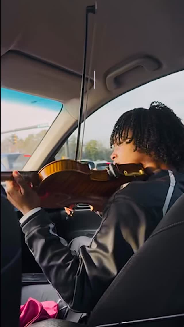 Music wherever I go— Violin in the backseat ✈️🎻💙 @theweeknd
#clt #weddingviolinist #layoverlife #charlotte #lorenplaysviolin