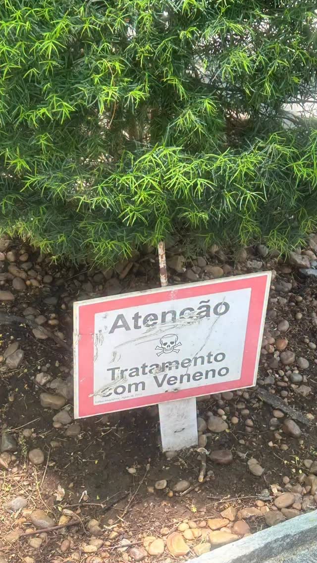 🚨 ATENÇÃO, MORADORES E TUTORES DE PETS 🚨
Encontramos no bairro sinalização de “Tratamento com Veneno” em área ajardinada. Esse tipo de prática exige máxima atenção, pois o uso inadequado de substâncias tóxicas em jardins e áreas comuns pode colocar em risco pessoas, crianças, animais domésticos e a fauna urbana.
📌 O que diz a legislação:
O uso de venenos e produtos químicos em áreas públicas ou de circulação comum deve seguir normas ambientais e sanitárias, incluindo:
• produtos regularizados e autorizados;
• aplicação por profissionais habilitados;
• sinalização clara, visível e preventiva;
• respeito a prazos de segurança para circulação de pessoas e animais.
⚠️ A aplicação irregular pode configurar infração ambiental, crime contra a saúde pública e gerar responsabilização civil e criminal.
🐶 Aos tutores de pets:
Evitem que cães tenham contato com grama, plantas ou solo sinalizados. Em caso de sintomas como salivação excessiva, vômitos, convulsões ou apatia, procure um veterinário imediatamente.
🌱 Nosso posicionamento:
O Real Parque Melhor defende jardinagem responsável, segura e legal, priorizando métodos que não coloquem vidas em risco.
Se você identificar aplicações suspeitas, falta de sinalização adequada ou risco iminente, registre e nos informe. Vamos acompanhar e, se necessário, acionar os órgãos competentes.
🔗 Saiba mais sobre a legislação e cuidados:
(link nos comentários / link da bio)
📍 Cuidar do bairro também é cuidar das pessoas e dos animais.
#RealParqueMelhor
#SegurançaAmbiental
#ProteçãoAnimal
#JardinagemResponsável
#DireitoAmbiental