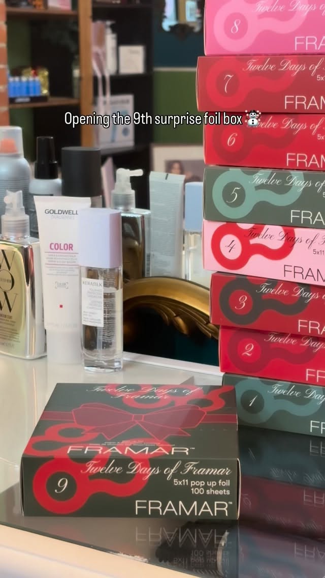 Merry Christmas ☃️ ❄️ @framar 🤍
#adventcalendar #christmas #hairstylist #foils #framar