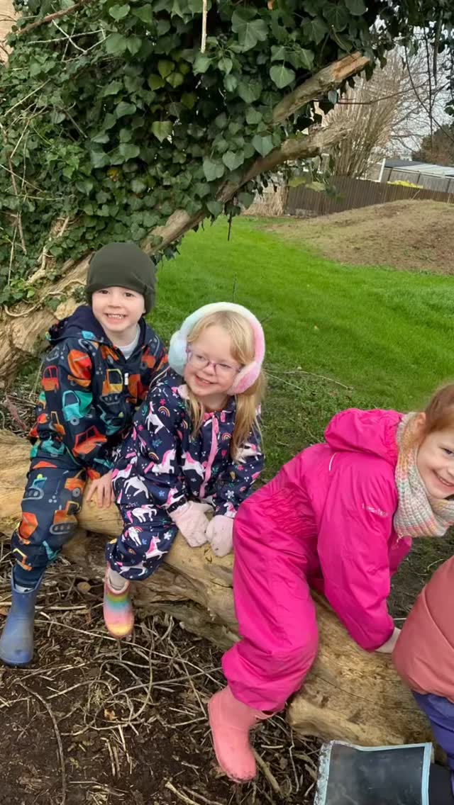 December's been a whirlwind at Forest school! The kids discovered new climbing trees and learned about the changes in our environment. We're all about caring for our forest home #enviromentallyfriendly #eyfs #learningthroughexperience #learningthroughnature #carouselnursery #forestschools