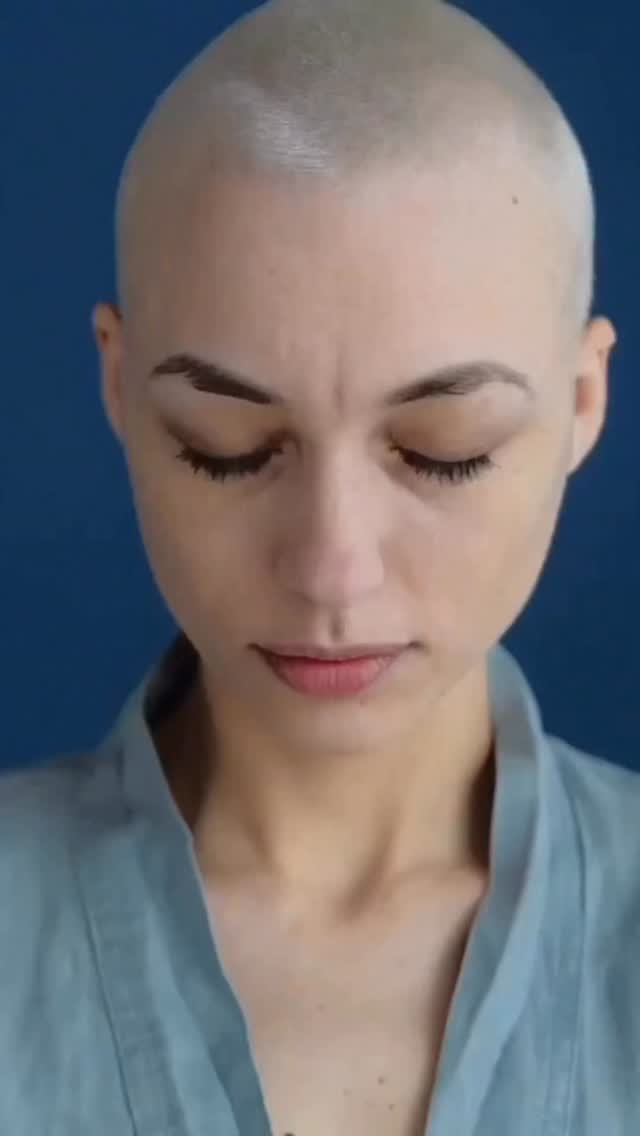 Il y a des phrases qu’on ne dit jamais aux fêtes.
Pas parce qu’on ne veut pas… mais parce qu’on ne sait plus comment les dire.
➡️Il y a les personnes en traitement qui se taisent pour ne pas inquiéter.
➡️Il y a celles en après-cancer qui n’osent pas expliquer tout ce qui reste.
➡️Et il y a les proches, autour, qui essaient… comme ils peuvent.
🎄 Ce reel, c’est une conversation qui n’a jamais vraiment eu lieu.
Une conversation entre ceux qui vivent l’épreuve dans leur corps,
et ceux qui les aiment, souvent sans voir tout ce qui se passe derrière.
❌Pas pour culpabiliser.
❌Pas pour dramatiser.
✅Mais pour dire enfin ce qui se joue vraiment quand on se retrouve autour d’une table.
✨ Si vous êtes en traitement ou en après-cancer, ce reel met des mots là où les vôtres s’arrêtent.
✨ Et si vous êtes un proche, il ouvre une fenêtre que vous n’avez peut-être jamais vue.
💬Dites-moi en commentaire : vous l’avez regardé avec quels yeux ?
Ceux de la personne malade, qui a été malade ou ceux du proche ?
#cancer #aprescancer #noël #oncologie #prochesaidants #chemobrain #fatiguecancer #cancer #onco #oncocoaching #fetesdefindannee