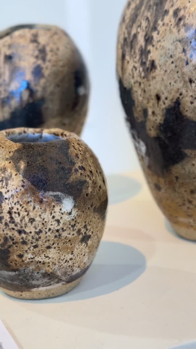 “Into Stillness”
.
.
.
Set of sml, med & large
Ceramic vessels
Made from recycled clay
Mixed glazes
.
Part of the “Earth Connections” exhibition
Showing at @diannemcinerneyartist Gallery
Unit 6/33 Gateway Drive, Noosaville
Tues - Sat, 10am - 1pm
From 2 Dec till 30 Jan 🌿
.
.
.
.
#sunshinecoastart #whatsonsunshinecoast #ceramiclove