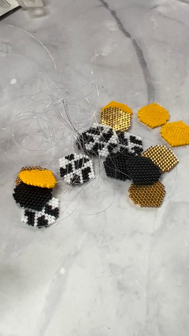 Hoping for a ta-da moment where lots more of these earrings magically appear ✨😅
#slowmade #beadedearrings #handmadejewelry #beading #handmadewithlove