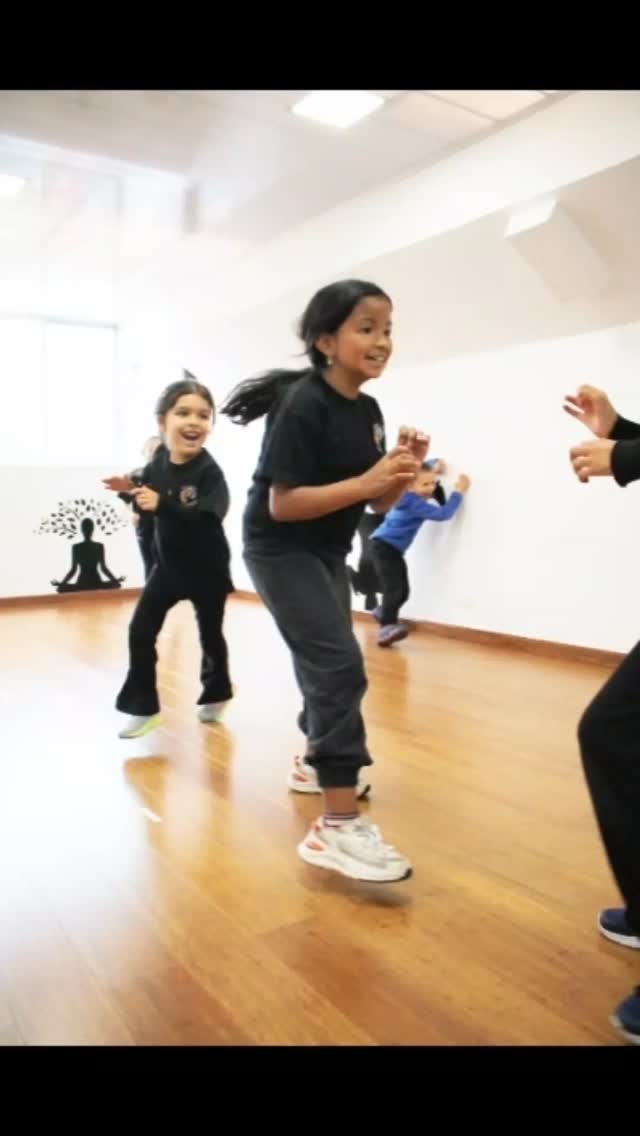 La danza urbana en Art Club no solo es movimiento, ¡es crecimiento! 🕺✨
A través del baile, los estudiantes desarrollan coordinación, equilibrio, fuerza y expresión corporal, mientras aprenden a canalizar su energía y confianza.
Cada clase es un espacio para experimentar, liberar creatividad y disfrutar del ritmo, explorando la música urbana de manera divertida y formativa. 🎵💛
Contáctanos y reserva el cupo de tu hijo 3118617584 y visita nuestra página web haciendo clic en el enlace de la bio.