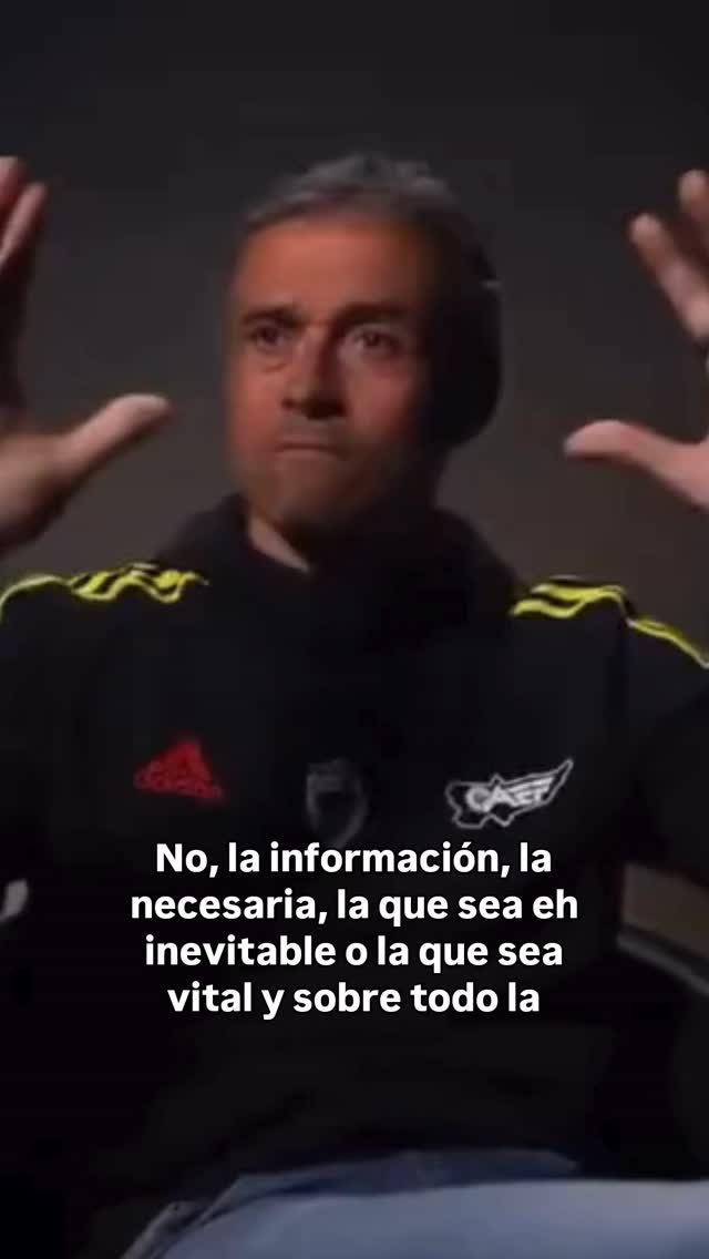 Un exceso de instrucciones puede saturar la atención del jugador. La literatura en psicología del deporte muestra que demasiada información incrementa la carga cognitiva, dificulta detectar las claves relevantes y afecta la toma de decisiones, tanto en etapas formativas como en niveles avanzados.
Como explica Luis Enrique, ofrecer indicaciones concretas, específicas y claras facilita que el deportista procese solo lo esencial, mantenga el foco y ejecute con mayor eficacia.
La claridad no es simplificación: es una estrategia basada en evidencia para mejorar aprendizaje, autonomía y rendimiento.
Vídeo original: Medios oficiales de la Selección Española / Real Federación Española de Fútbol (RFEF)
Hashtags:
#PsicologíaDelDeporte #RendimientoDeportivo #AtenciónYConcentración #AprendizajeMotor #TomaDeDecisiones Entrenadores CoachingDeportivo MetodologíaDeEntrenamiento PsicologíaAplicada DeporteFormativo Fútbol PsicologíaMarcSB Psicólogodeportivo AltoRendimiento LuisEnrique Fútbol Comunicación PsicólogoSanitario PsicólogoOnline PsicólogoPresencial