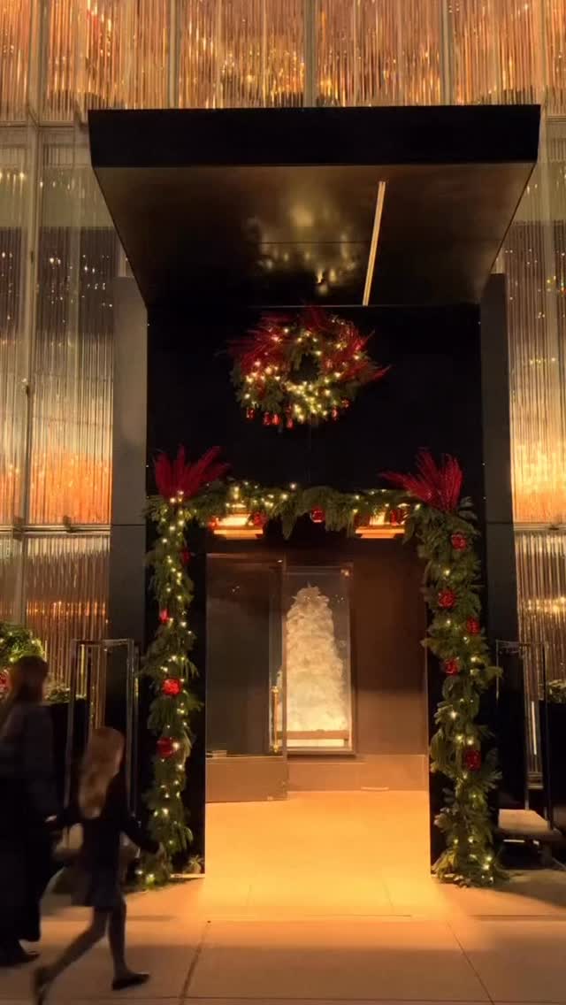 Baccarat Hotel New York is at the center of festive celebration and December magic in New York City. 🎁🎄✨
This year, the hotel is offering one of the most exclusive private experiences to gift this holiday season, with a private consultation and shopping day with stylist Zoe “Zaz” Gofman. She will help guests refine their personal wardrobe with a curated selection of clothing and accessories awaiting in their suite upon arrival.
@baccarathotels