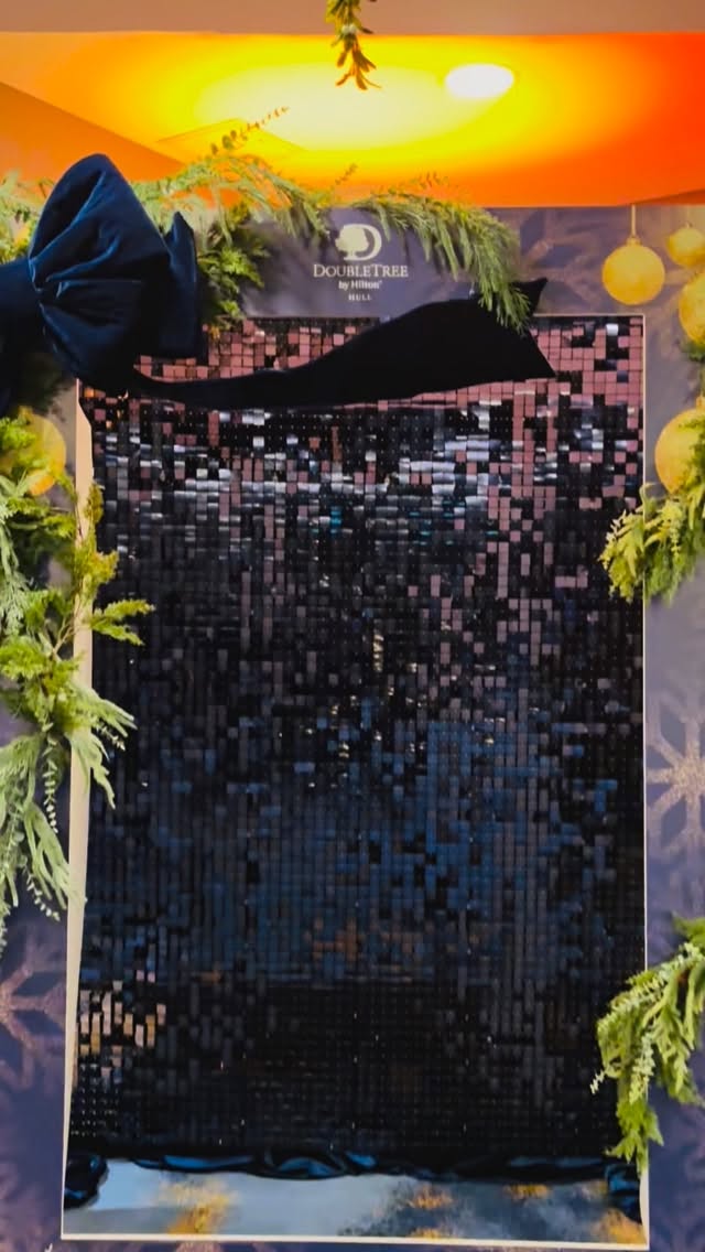 Who’s meeting under the mistletoe this Christmas at @doubletreehiltonhull ? 🎄 🥂
Festive photo moments this Christmas
Styled by us 💫
#MistletoeMoments #DoubleTreeHull #ChristmasAtTheHilton #GoldenThreadEvents