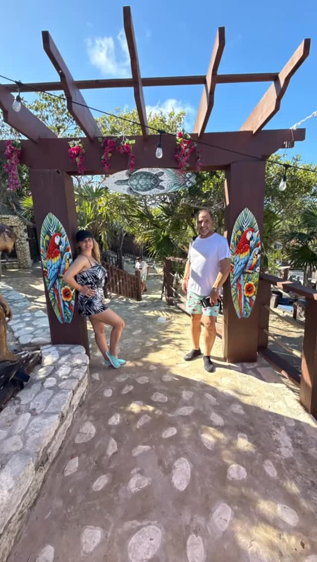 Bahamian Winter is looking Really Good So Far!😎❤️
#oasisocean7beachclub #swimmingpigs #roseisland #bahamas #booknow