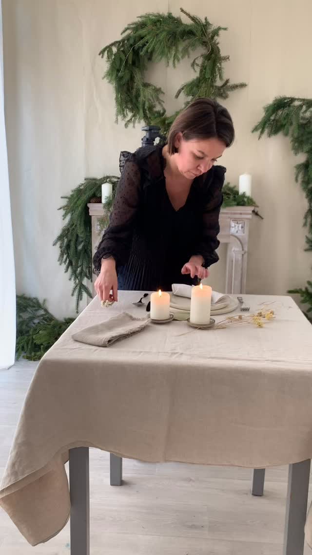 Ce que peu de gens savent…
c’est que je ressens, moi aussi, cette pression créative de décembre.
Les tables parfaites, les Reels millimétrés…
On a parfois l’impression qu’il faut suivre le mouvement.
Et pourtant, j’ai décidé de ne pas céder à ce que les réseaux attendent de moi.
Créer sans pression. Juste pour le plaisir.
Créer… simplement. Quand ça résonne vraiment 💛.
Ma créativité a besoin d’espace, de lenteur, d’un souffle doux.
Pas d’une course à la mise en scène.
Ce que je fais est fait pour durer, pour apporter du bien-être dans une maison, pas pour gagner une seconde d’attention dans un fil saturé.
Alors je choisis :
créer quand ça résonne,
partager quand c’est juste,
et laisser le reste se réaliser sans culpabilité ✨.
Et vous…
vous la ressentez aussi, cette pression en décembre de “faire plus” ?
#linlavé #décoauthentique #tabledefête #créationartisanale