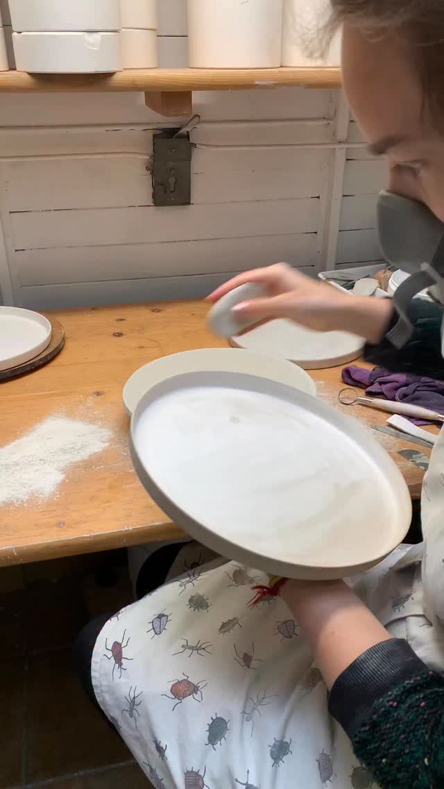 It’s been a whirlwind these past few weeks of making pieces, packing, and shipping. I have a few six-person dinnerware sets ready to go, and I can send them out right away so they’ll arrive in time for your Christmas dinner. If you’re interested, send me a DM and I’ll share photos with you 💌