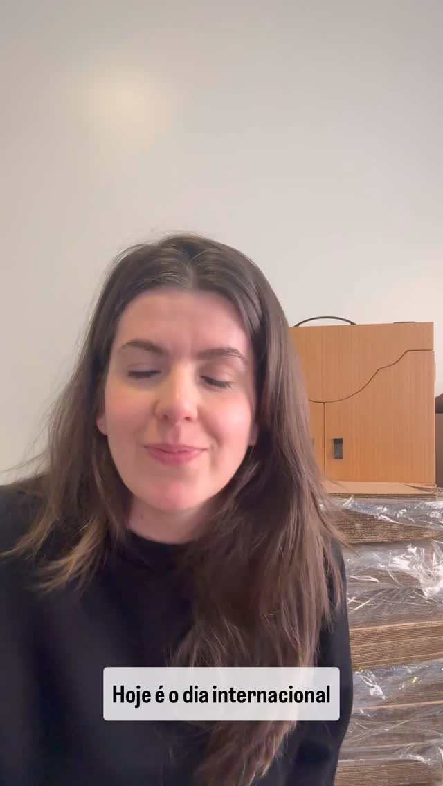 Viva o Dia Internacional do Kamishibai! 🧡
Com alegria celebramos contando para vocês que acompanham a companhia, nossa mais nova criação, nesse movimento lindo entre contar histórias e literatura.
Para adquirir o livro acesse o link na bio, ou acesse o site www.teatrodori.com.br ✨
#teatrodori #teatro #kamishibaibrasil #kamishibai #kamishibaï #contaçãodehistórias #sc #literatura #literaturainfantil