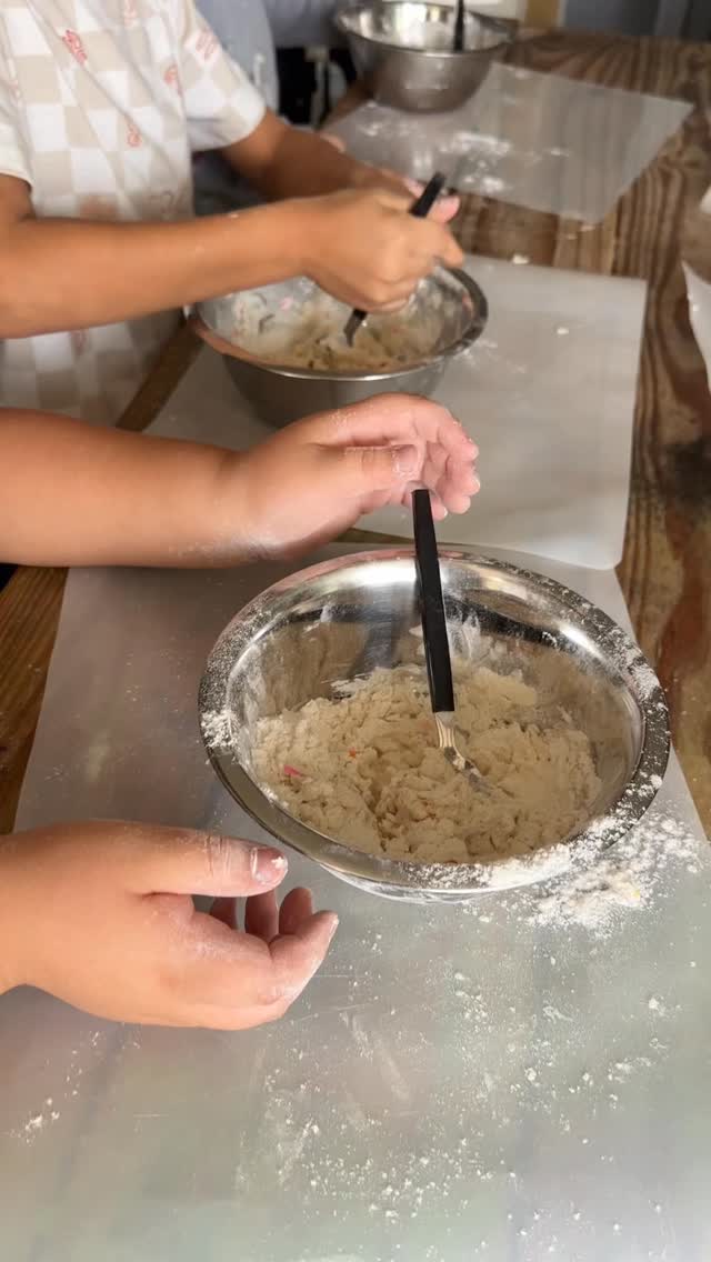 Christmas cookies, little hands, and big memories 🤍🍪
#ChristmasCookies #HolidayBaking #LittleHands #SweetMemories #ChristmasTraditions