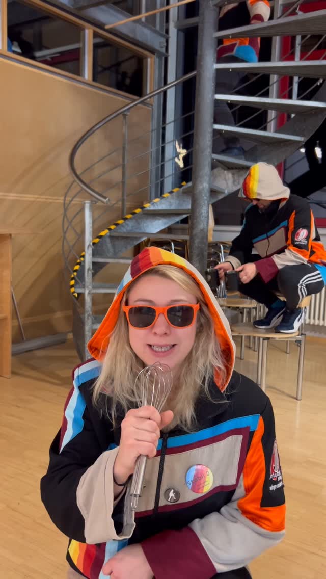 Wenn du dachtest, wir nehmen Musik ernst… denk nochmal. 🤡
Ein Schneebesen als Mikro, zwei Becher als Beatmaschine und eine Luxus-Posaune aus Besen & Klopapierrolle – fertig ist die Pfuutzger-Highend-Band.
Wer braucht schon echte Instrumente, wenn der Vibe stimmt und der Takt hält? 🎶
Markiert die Person, die bei der nächsten Party genau so auftritt. 😂
#pfuutzgermusigg #guggenmusik #unwritten