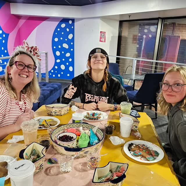 Did you miss gingerbread cookie decorating @totally.cafe ? You have one chance left to join this Thursday! It's the last Cozy Artist event of the year, so dont miss out!
More info at cozyartistcrafts.com