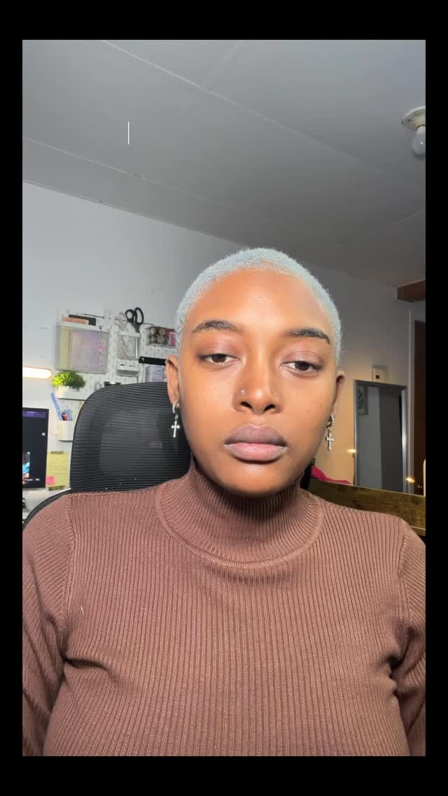 I’m absolutely enthralled with the @muzigae_mansion_us Oberct Liquid blurring matte lip tint.
I usually avoid matte products because they make my dry lips worse but these feel so soft ans smooth on my lips!!!
The burry effect also makes these lip tintmultitaskerd doubling as blush (and maybe eye-shadow which I’m yet to try).
The best part is they are available at Costco 😍
#lipmakeup #lipcombo #lipcombotutorial #lipswatch #lippies#kbeauty #matte lippies
#Costco #CostcoFinds #CostcoBeautyFinds #CostcoMakeup #CostcoHaul