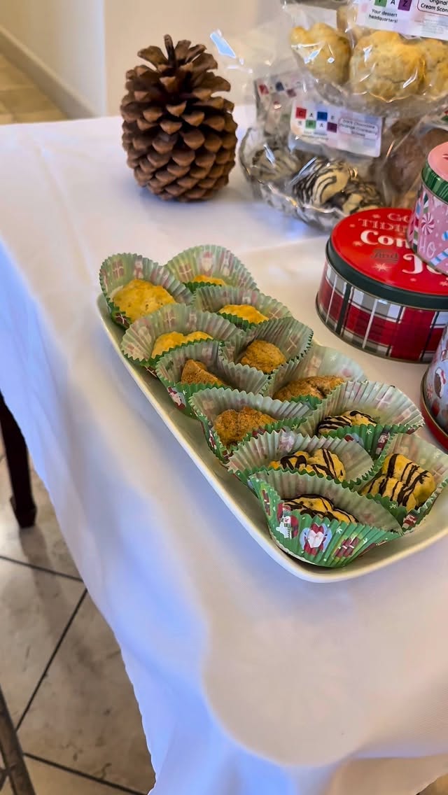Freshly baked Scones, Shortbread, and Holiday Cheer - oh my! Stop by the Roseville Holiday Craft Fair at the Heritage Oaks Community Center. Here till 1pm! See you soon!
๐ฅณ๐๐
#cakespaz #roseville #sacramento #womanowned #pastrychef #sacramentopastry #sacramentoscones #holidaygifts #holidaydesserts